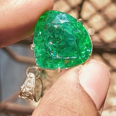 46 Ct Natural Vivid Green Colombian Emerald Pear Certified Pendant