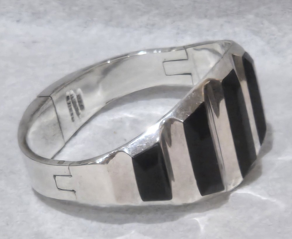 1980s TN-177 MEXICAN MODERNIST Sterling Silver Black Onyx Hinged Clamp Bracelet