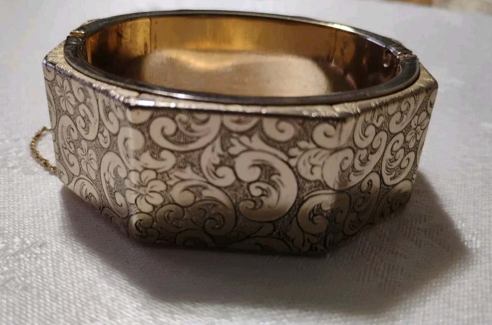 BEAUTIFUL VINTAGE HOBE SIGNED GOLD HINGE ENGRAVED BRACELET