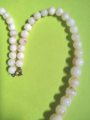 Vintage CREAMY WHITE w/ BROWN SWIRLS Colored Lucite Beaded Choker Necklace
