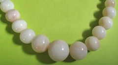 Vintage CREAMY WHITE w/ BROWN SWIRLS Colored Lucite Beaded Choker Necklace