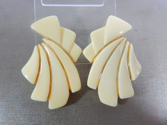 VTG CROWN TRIFARI 70’s LANVIN ERA CREAM LUCITE GEOMETRIC 18KGP CLIP EARRINGS
