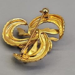 Vintage Damascene Brooch Spiral Imitation Pearl Gold Tone 1.5″