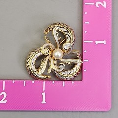 Vintage Damascene Brooch Spiral Imitation Pearl Gold Tone 1.5″