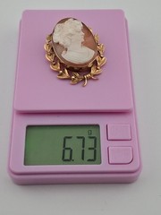 Signed H.G. Vintage 12K Gold Filled Laurel Wreath Design Carved Shell Cameo Pin