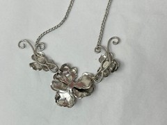 Vintage Silvertone 3D Metal Flower 15.5″ Necklace