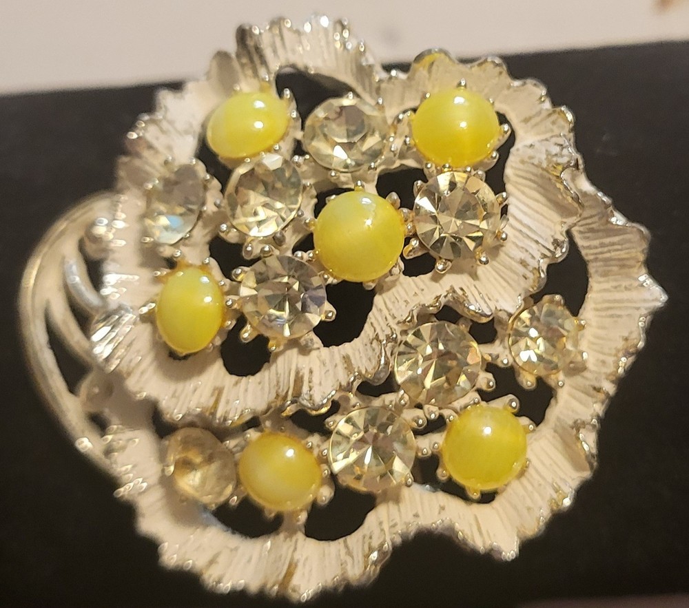 VINTAGE BROOCH YELLOW BEAD AB RHINESTONES GOLDTONE PIN 2″ ENAMEL RUFFLE JEWELRY