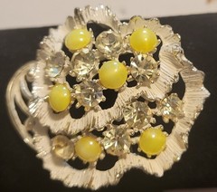 VINTAGE BROOCH YELLOW BEAD AB RHINESTONES GOLDTONE PIN 2″ ENAMEL RUFFLE JEWELRY
