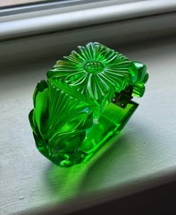 Vintage Chunky Daisy Carved Green Apple Juice Prystal Bakelite Clamper Bracelet