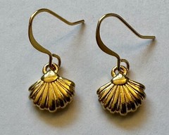 VINTAGE SEASHELL CHARM GOLD TONE METAL 1/4 of 1″ EARRINGS VERY SMALL