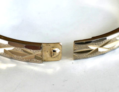 Vintage Diamond Cut Gold Tone Hinged Oval Bangle Bracelet 6-7/8″ Tension Clasp