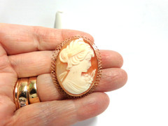 14kt yellow gold cameo pin/pendant sz 1.50 in lg wgt 6.2 grams cream/tan color