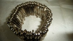 #53X vtg costume BRACELET SILVER TONE SAFTEY PINS BLACK WHITE BEADS 1”W STRETCH