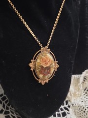 Vtg Sarah Coventry 1977 Rose Marie Cameo Rose Pendant Goldtone 23” Necklace P45