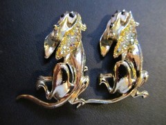 Vintage Pair Gold Tone Aurora Borealis & Rhinestone Bloodhound Dogs Pins
