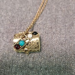 Vintage 1974 Signed Avon Queens Ranson Pill Box/Stash Necklace
