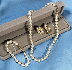 VTG 1950-60’s, Faux 8mm Pearl Set, 18″ Necklace, 7″ Bracelet, & Earrings, w/Case