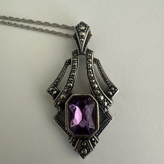 VINTAGE AVON SIMULATED AMETHYST IN SILVER TONE PENDANT NECKLACE 32”