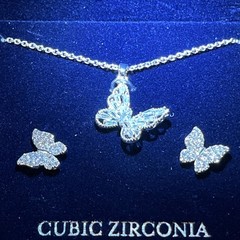Danecraft Fine Silver Plate/Cubic Zirconia Set. Illuminated box display.￼