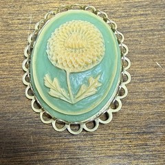 Vintage Retro Gold Tone Carved Green & Ivory Celluloid Flower Cameo Brooch