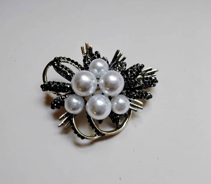 Elegant Faux Pearl Pyramid Brooch Stunning Black Silver Toned Brooch Jewelry Pin