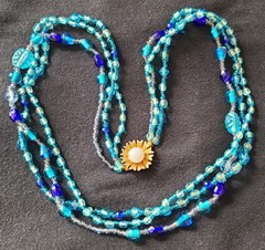VINTAGE STUNNING GOLD TONE 3 STRAND AQUA BLUE GLASS NECKLACE
