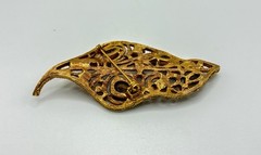 La Roco 1950s Texture Gold Plate Shades of Topaz Rhinestone Leaf Brooch
