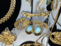 29 Pcs Vintage Gold Tone High End Jewelry Brooch Necklace Earrings Bracelet Lot
