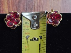 Vtg Flower Clip On Eearings Faceted Red Crystals Rhinestone Layered Gold Tone
