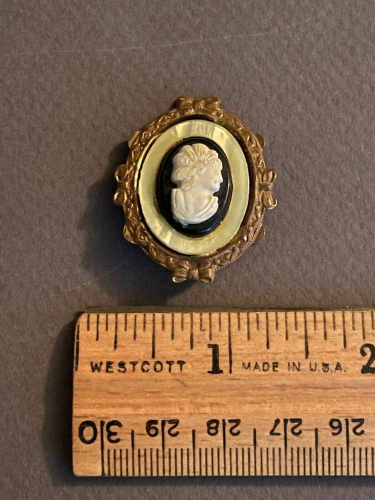 VINTAGE GOLDTONE MOP & CARVED CELLULOID CAMEO PIN BROOCH (I-31, 23)