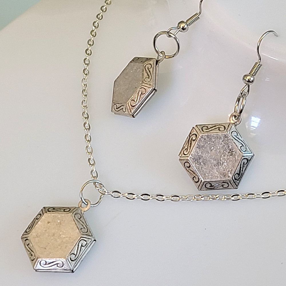 Vintage NOS Silver Hexagon Locket Necklace & Earrings Set – 20″ Magnetic Clasp