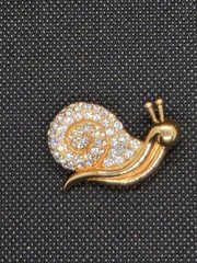 Vintage Krementz Snail Brooch Gold Tone Signed Quality Crystals Beautiful 1.25″