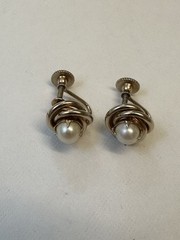 Women’s Genuine Cultured Pearl Screw Back Earrings Vintage Gold Tone Knot Style