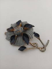 1930s 3.5 in gold tone 3D gray black enamel Flower design fur/dress clip