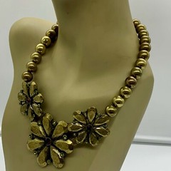 VINTAGE ? BRASS OR METAL ALLOY PINK GLASS TRIPLE FLOWER BEAD NECKLACE
