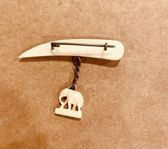 VINTAGE CELLULOID DANGLE ELEPHANT HORN BROOCH PIN Jungle safari