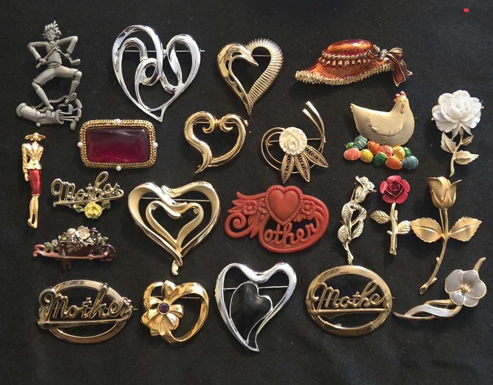 22 VINTAGE BROOCH COSTUME JEWELRY LOT HEARTS MOTHERS DAY FLOWER AVON JJ GERRYS