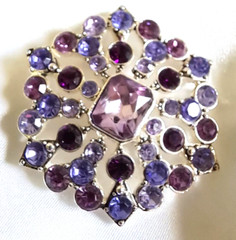 LIZ CLAIBORNE PURPLE Rhinestone Crystal Flower Brooch Jewelry 1.5″ Vtg 120