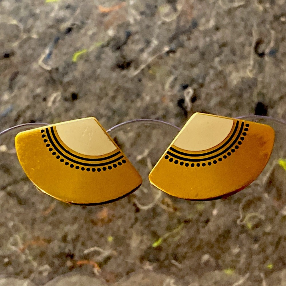Laurel Burch Vintage 80s “Fuji Fan” Enamel White/Gold Tone Stud Earrings 1”