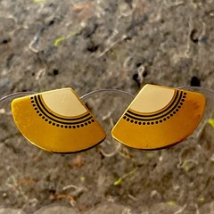 Laurel Burch Vintage 80s “Fuji Fan” Enamel White/Gold Tone Stud Earrings 1”