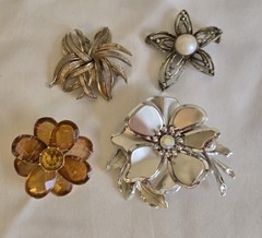 VTG Costume Jewelry Flower Brooch Lot 20 Gold Silver Tone Rhinestone etc. Signed
