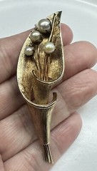 Vintage Francois ( Coro ) Textured Gold Tone Swirled Leaf W 4 Pearls Pin Brooch