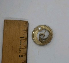 Vintage A.N.K. 12/20 GF Brooch Pin Signed Gold Tone Classy wreath with pearl