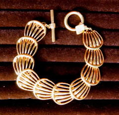 Chic Designer Anne Klein Bracelet Gold Tone Toggle Clasp Retro Chunky Shell Link