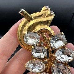 Vintage EISENBERG ORIGINAL Gold-Tone Rhinestone Fur Clip 3″ x 1.5″