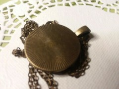 MaryBee Brassy Tone 20″ Chain W/1″ Jade Chips Pendant 12-01-2021 NOS