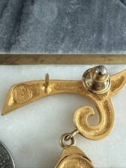 VTG RARE KARL LAGERFELD ART DeCo GoLDToNe MaTTe/DaNGLiNg OVAL Fx BLaCK ONYX PiN