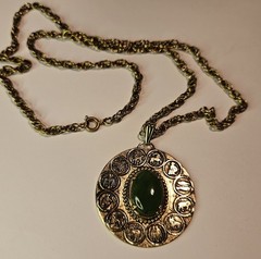 VINTAGE STYLE GOLD-TONE PENDANT NECKLACE ON LINKED 26″ BRIDED CHAIN