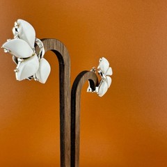 Vintage Thermoset Climber Earrings Silver Tone White Flower Petals Retro Mod
