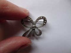 Antique bow brooch sterling silver and maracasite. Inc bakelite display box